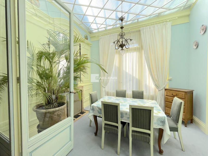 Maison - 230 m² - 6 pièces