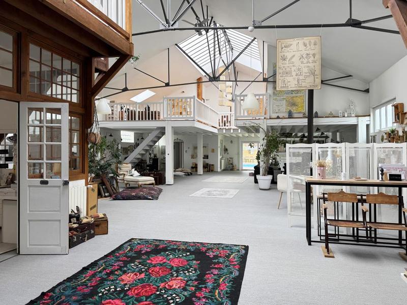 Loft - 471 m² - 8 pièces
