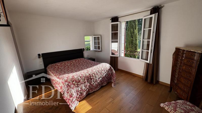 Maison - 220 m² - 7 pièces