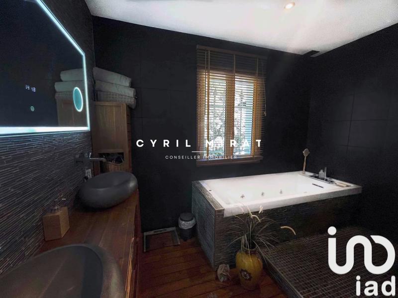 Maison - 227 m² - 8 pièces