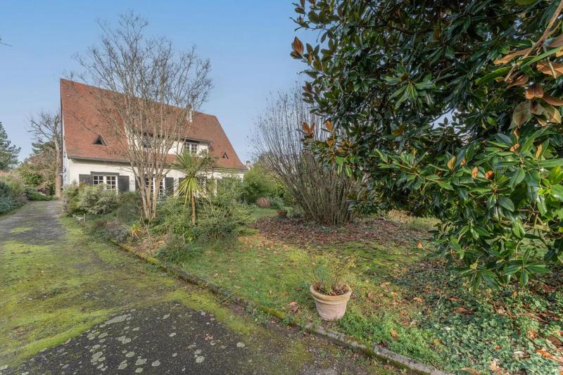 Maison - 211 m² - 16 pièces