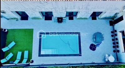 Maison - 257 m² - 9 pièces