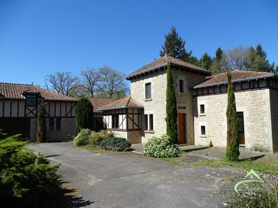 Maison traditionnelle - 445 m² - 10 pièces