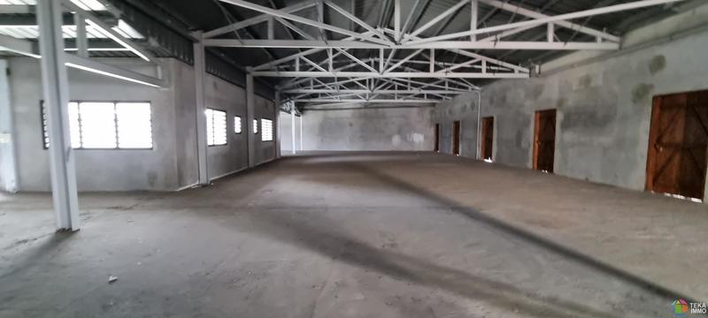 Local commercial - 900 m² - 1 pièce