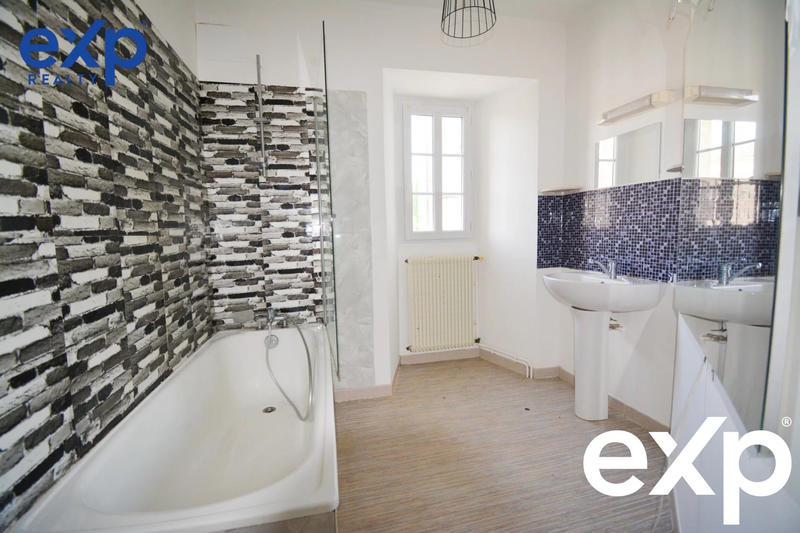 Maison traditionnelle - 215 m² - 6 pièces