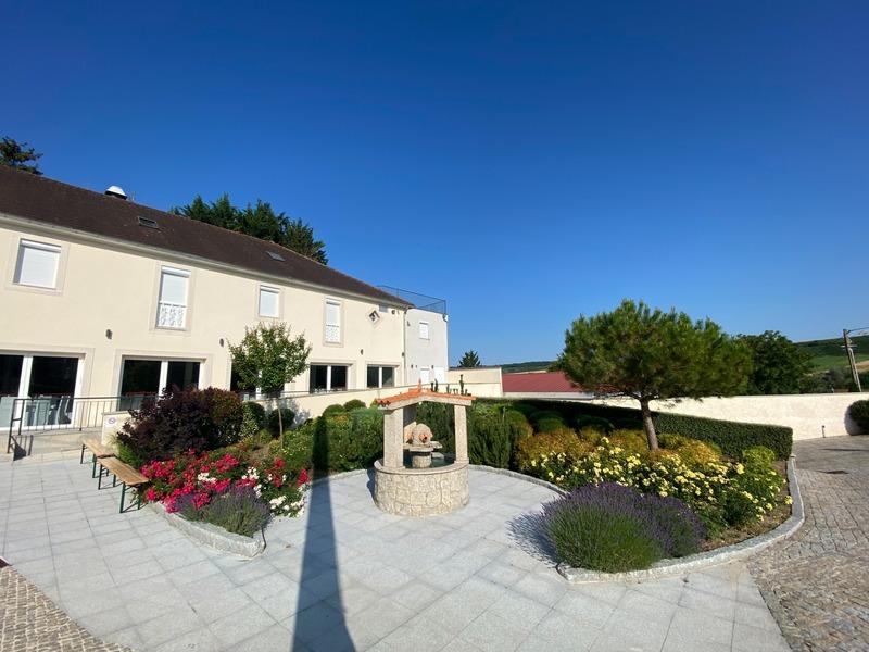 Propriété - 1 298 m² - 45 pièces