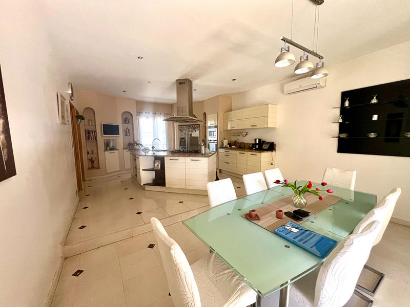 Maison - 230 m² - 8 pièces