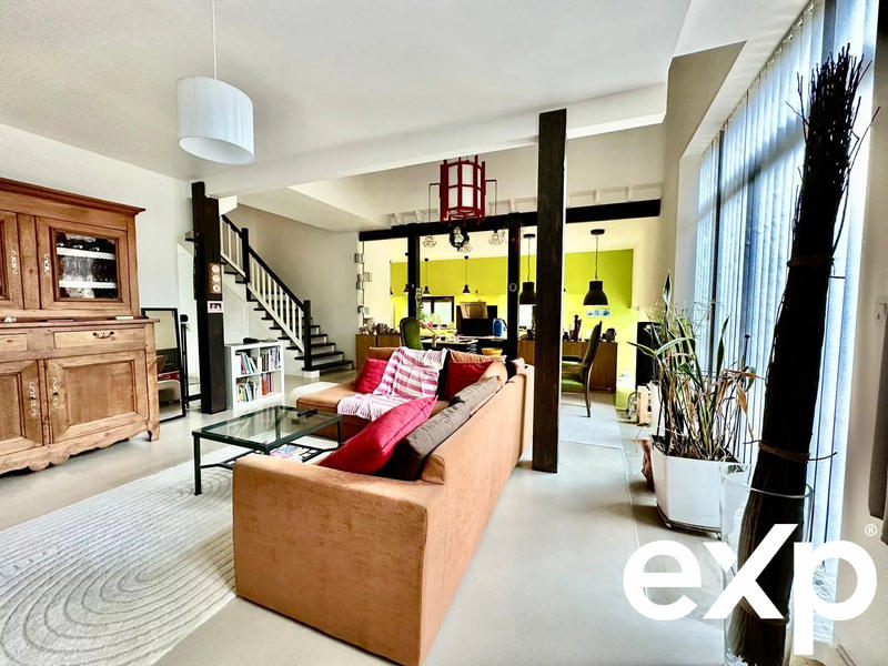 Maison traditionnelle - 219 m² - 9 pièces