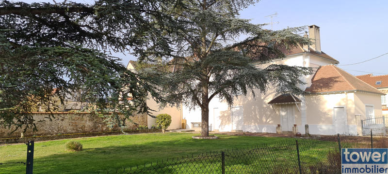 Propriété - 995 m² - 10 pièces