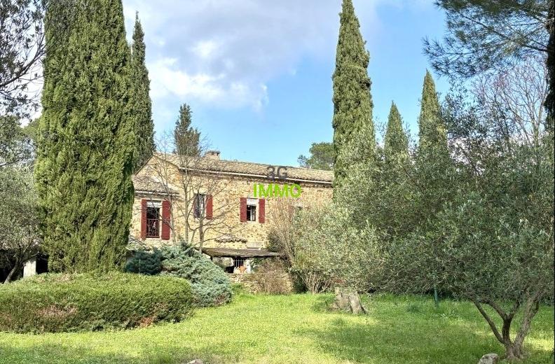 Propriété - 215 m² - 7 pièces