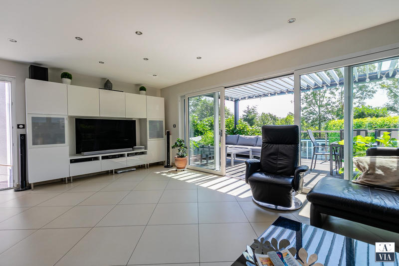 Maison - 235 m² - 8 pièces