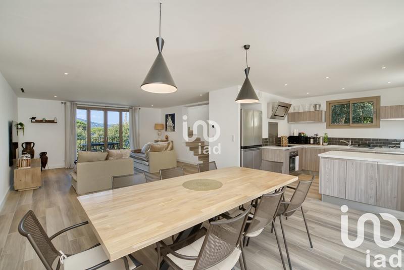 Maison - 220 m² - 6 pièces