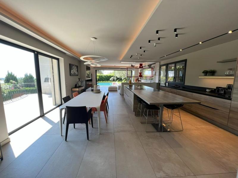 Propriété - 256 m² - 7 pièces