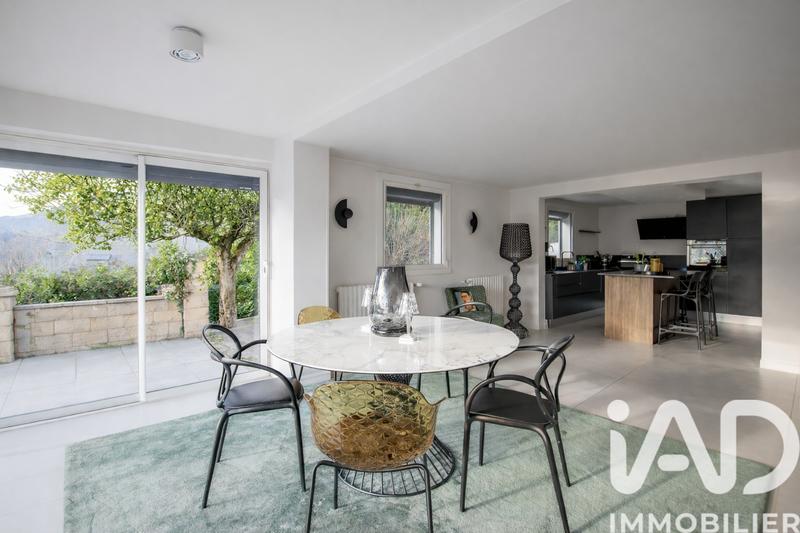 Maison - 243 m² - 9 pièces