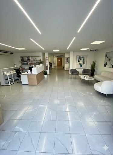 Local commercial - 319 m²