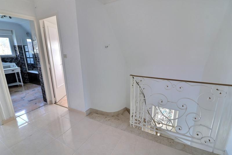 Maison - 220 m² - 8 pièces