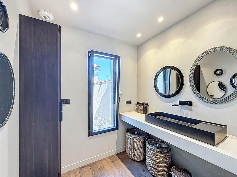 Maison - 243 m² - 8 pièces