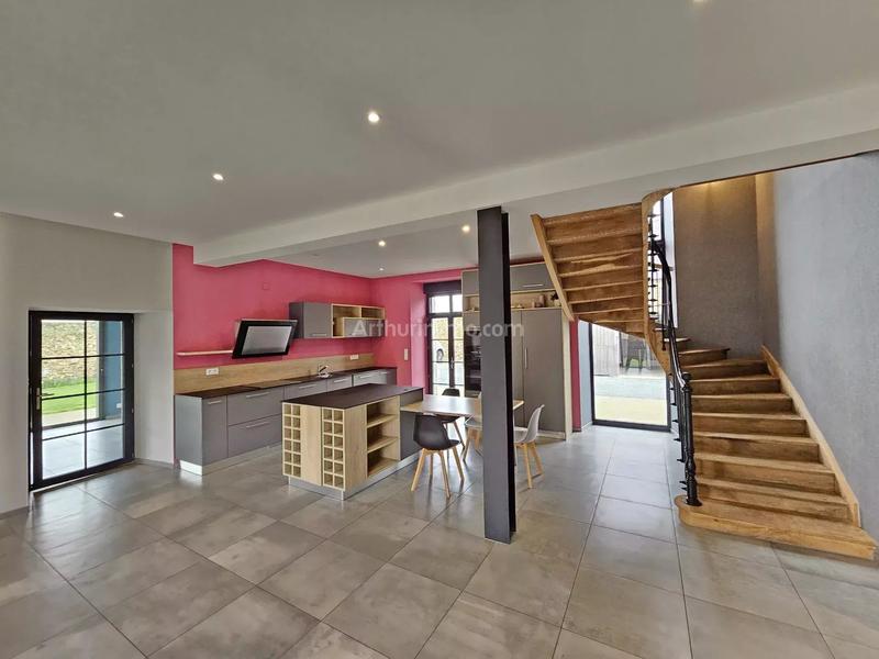Maison - 225 m² - 9 pièces
