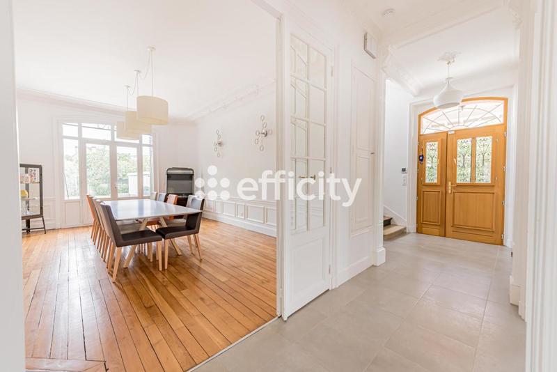 Maison - 232 m² - 9 pièces