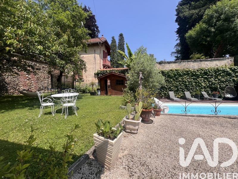 Maison - 252 m² - 12 pièces