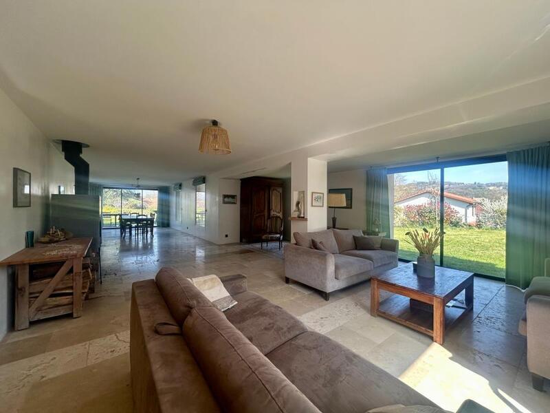 Maison - 248 m² - 7 pièces