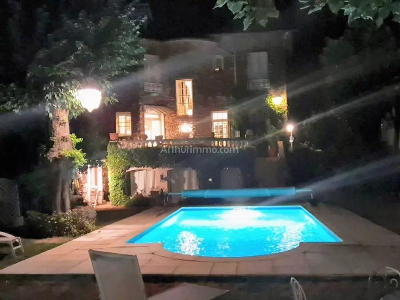 Maison - 954 m² - 10 pièces