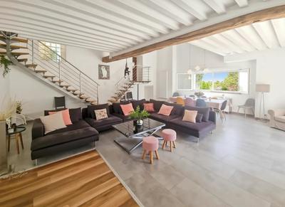 Maison - 207 m² - 7 pièces