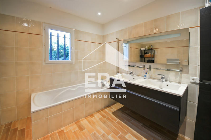 Maison - 250 m² - 6 pièces