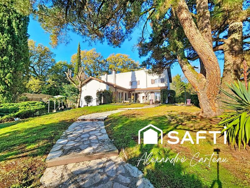 Maison - 210 m² - 8 pièces