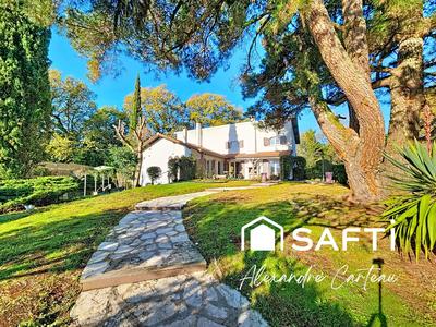 Maison - 210 m² - 8 pièces