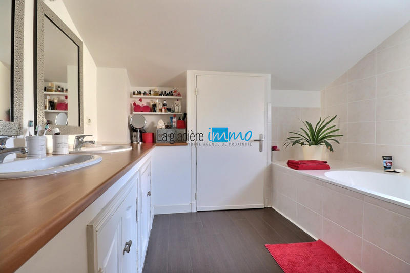 Maison traditionnelle - 240 m² - 7 pièces