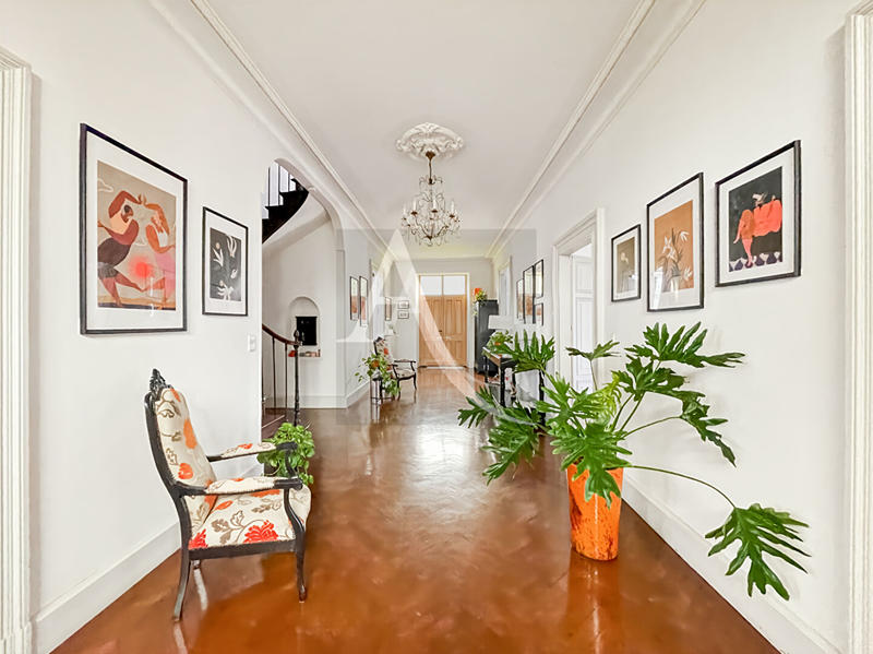 Maison - 437 m² - 11 pièces