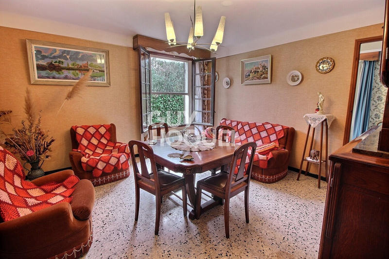 Maison - 298 m² - 11 pièces