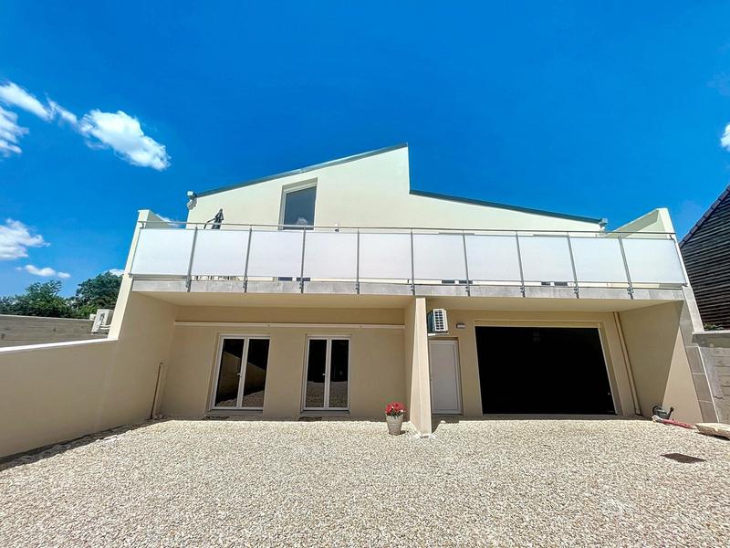 Maison - 216 m² - 8 pièces