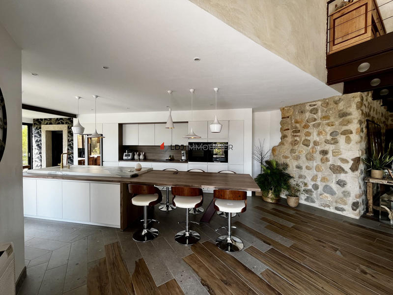 Maison - 210 m² - 5 pièces