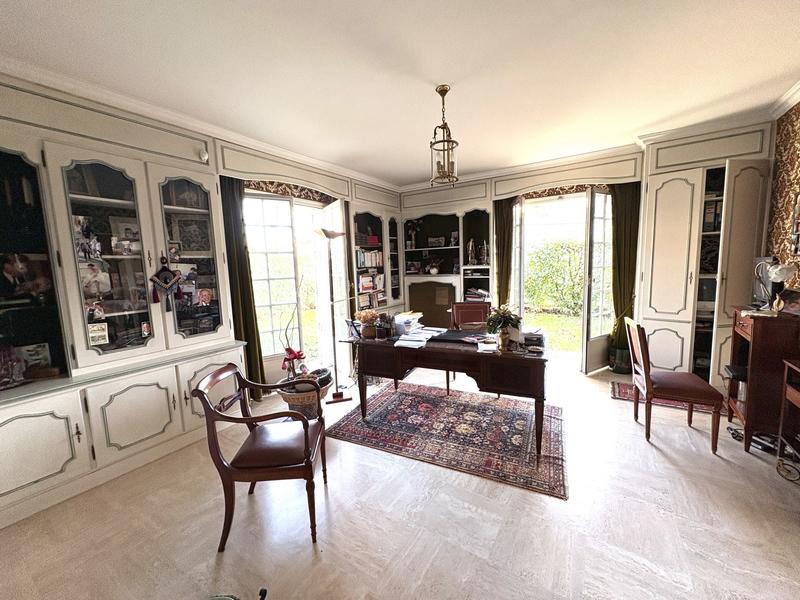 Maison - 241 m² - 8 pièces