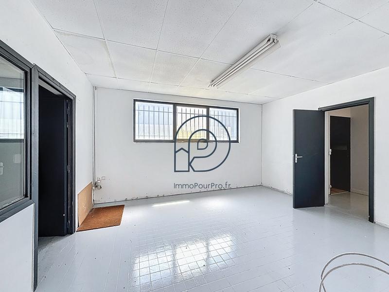 Entrepôt - 1 749 m²