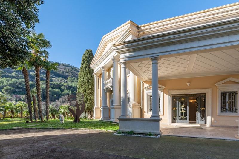 Villa - 857 m² - 15 pièces