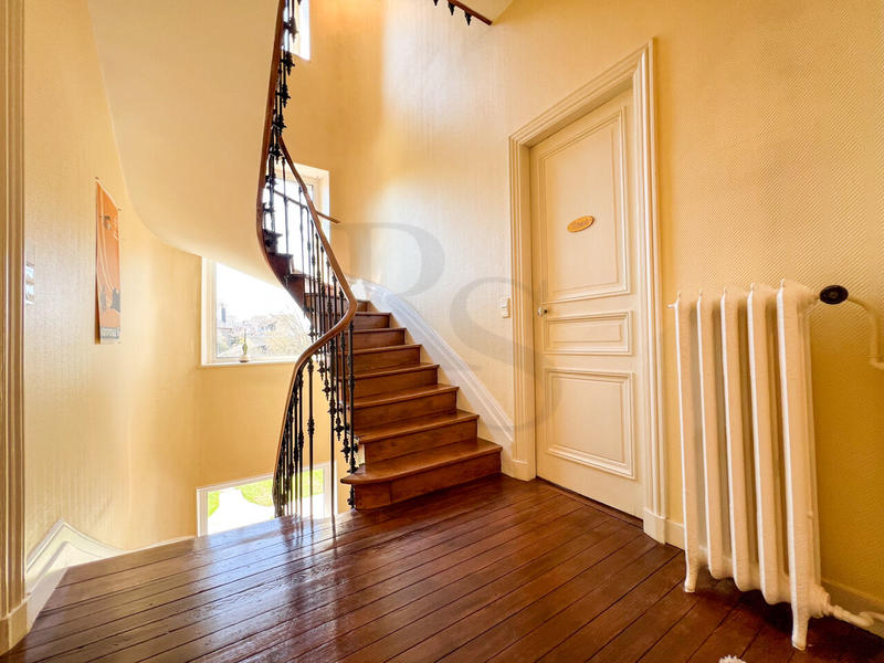 Maison - 236 m² - 10 pièces