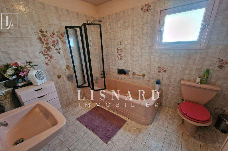 Maison - 235 m² - 8 pièces