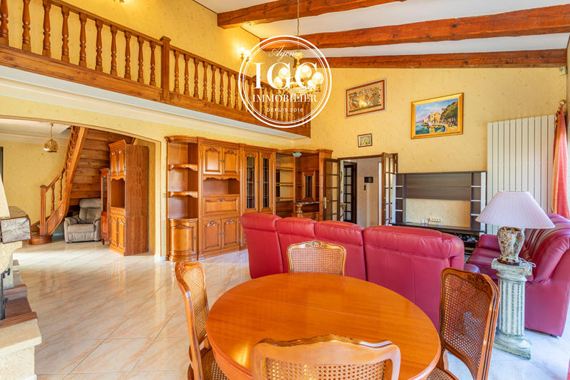 Maison - 240 m² - 6 pièces