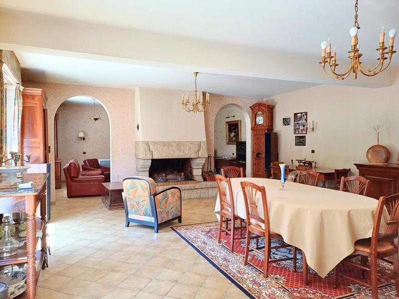 Maison - 250 m² - 7 pièces