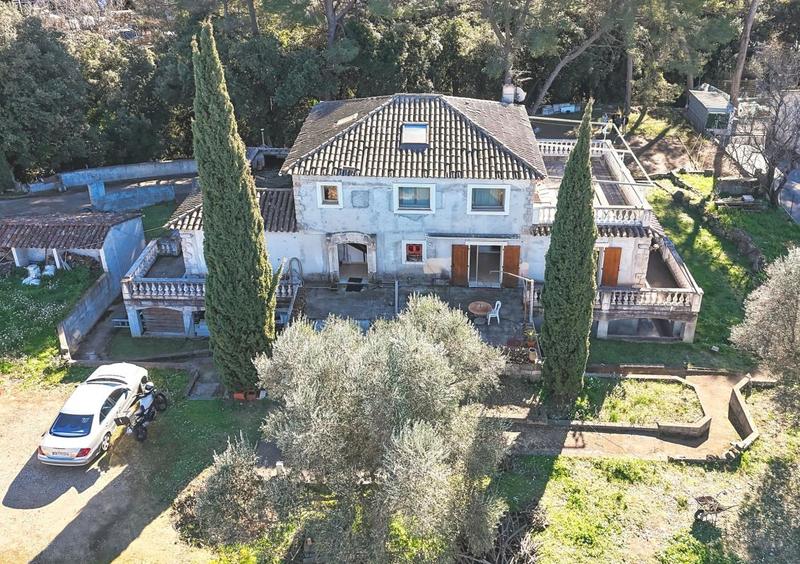 Villa - 247 m² - 9 pièces