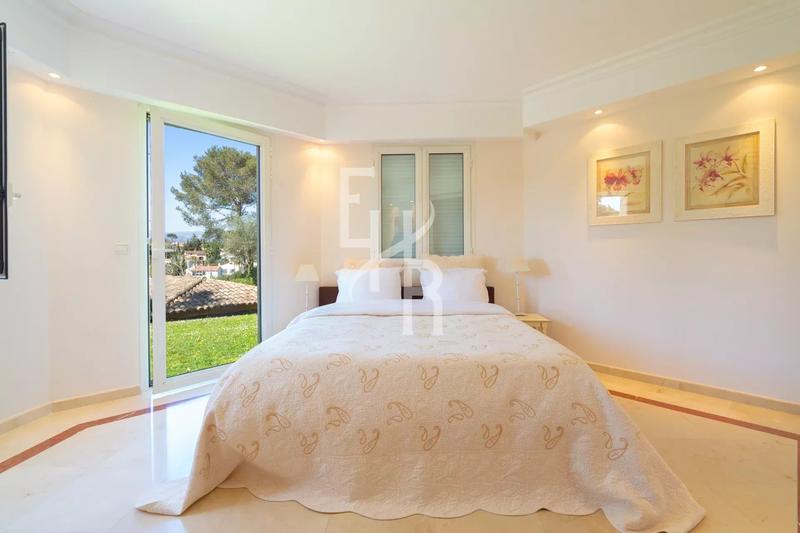 Villa - 329 m² - 10 pièces