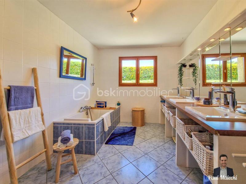 Villa - 295 m² - 9 pièces