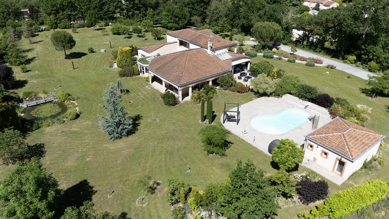 Maison - 397 m² - 8 pièces