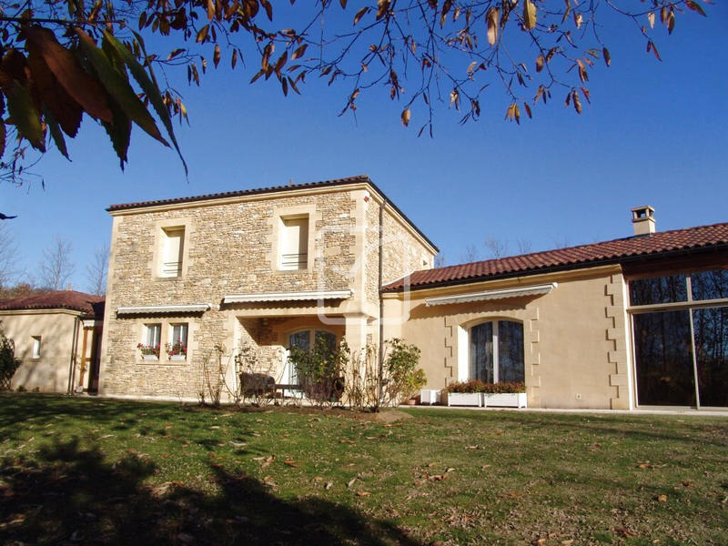Maison - 260 m² - 15 pièces