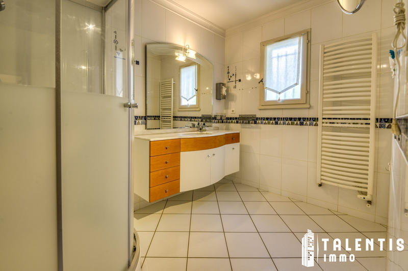 Maison - 342 m² - 12 pièces