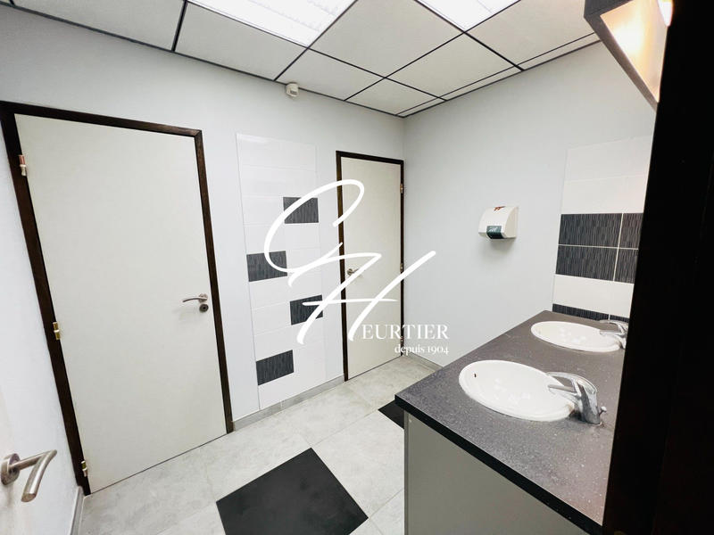 Local commercial - 99 m² - 5 pièces