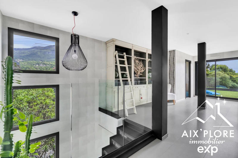 Maison - 270 m² - 10 pièces